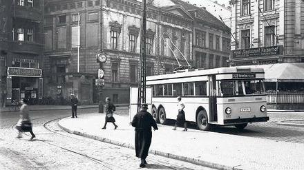 Liebhaber-Modell. Schon 1935 fuhren O-Busse in Berlin, wie hier in Spandau. Allerdings gibt es noch immer Befürworter der Oberleitungstechnik. 