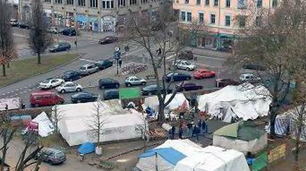 Das Camp von oben. Auf dem Oranienplatz stehen die Zelte der Flüchtlingsaktivisten seit dem vergangenen Herbst. Sie haben auch eine leer stehende Schule besetzt. 