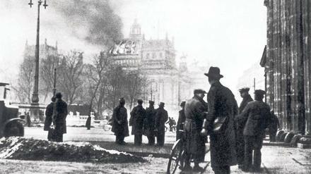 Fanal des Untergangs. Mit dem Reichstag ging Ende Februar 1933 auch die parlamentarische Demokratie in Flammen auf. Am Tag nach dem Brand erließ Reichspräsident Hindenburg auf Drängen Hitlers eine Notverordnung, die Bürgerrechte außer Kraft setzte. Foto: AKG