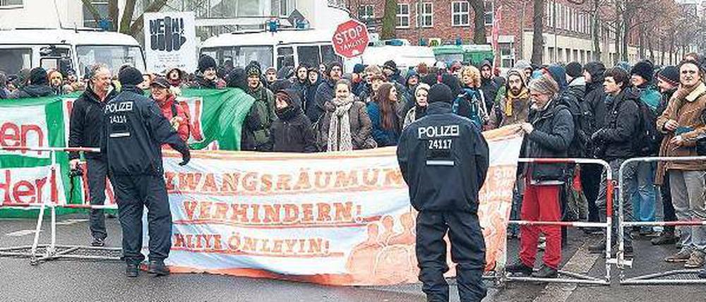 Reinickendorf in Rage. 200 Demonstranten kamen am Morgen, um die Räumung zu verhindern. Die Polizei sperrte die Aroser Allee. Foto: Georg Moritz