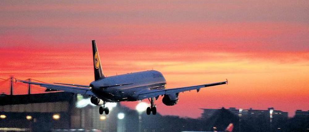 Ärger im Anflug. Die Politik liegt wegen der Flughafengesellschaft im Streit. Derweil will die Lufthansa ihr Angebot in Tegel kürzen – weil es dort zu eng geworden ist. 