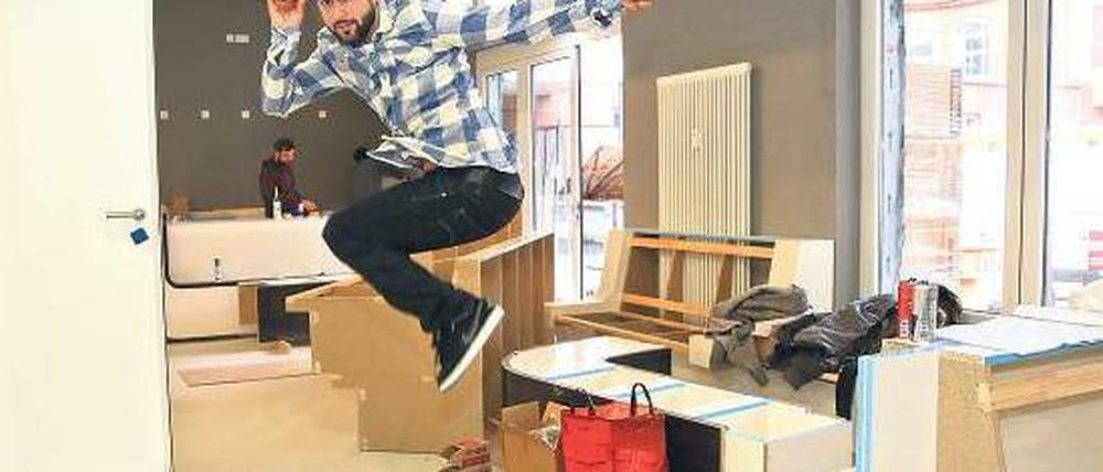 Flugtalent. Vartan Bassil gehört zu den Gründungsmitgliedern der Flying Steps und hüpft schon mal Probe in den neuen Räumen der Tanztruppe. Foto: Björn Kietzmann