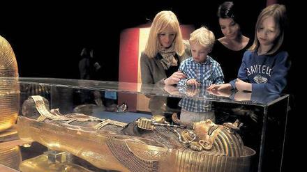 Unter Glas. Glänzende Unterhaltung bietet die Ausstellung über Pharao Tutanchamun. Fotos: Eventpress, dpa