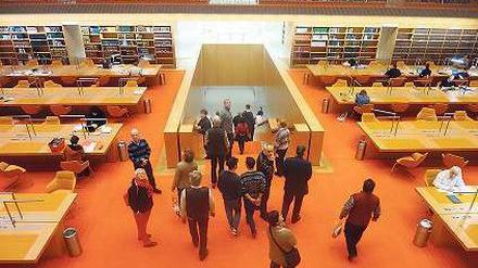 Genügend Bücher für alle. Am Premierentag gab es einiges Interesse am neuen Lesesaal der Staatsbibliothek Unter den Linden.