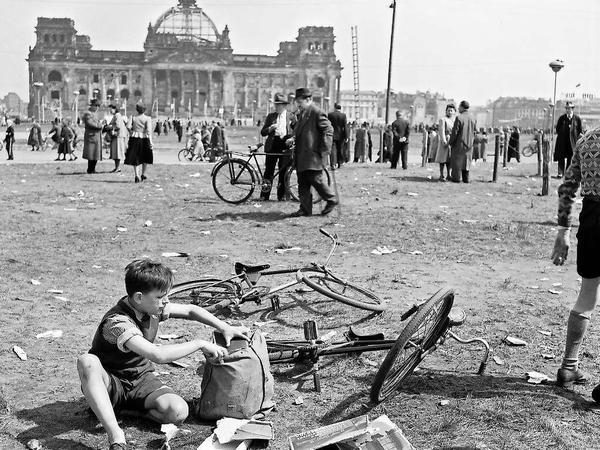 Volk vor Ruine. Der Platz der Republik vor dem Reichstag sieht nach der 1. Mai-Kundgebung 1951 mit einer halben Million Menschen recht struppig aus.