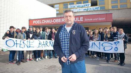 Showdown in Charlottenburg. Die Poelchau-Schüler protestierten für den Verbleib Barneys an der Schule. Foto: Georg Moritz
