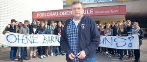 Showdown in Charlottenburg. Die Poelchau-Schüler protestierten für den Verbleib Barneys an der Schule. Foto: Georg Moritz