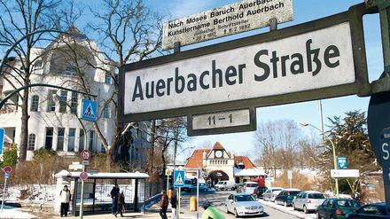 Mogelpackung. Die Nazis machten aus der Auerbachstraße die Auerbacher Straße, nach einer Stadt im Vogtland. Seit 1986 wurde der Straßenname wieder auf den jüdischen Dichter Auerbach bezogen, aber in unkorrekter Schreibweise. Im Hintergrund ist der S-Bahnhof Grunewald zu sehen, von dem die Nazis von 1941 an Juden deportierten. 
