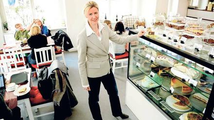 Beatrice Leißering hat Kuchen immer geliebt. Nun hat die ehemalige Steuerberaterin ein Café in Westend eröffnet.