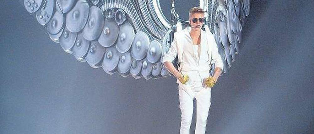 Michael 2.0. Justin Bieber flog mit Flügeln aus Gitarren, Klaviertasten und Becken auf die Bühne. Die Inszenierung des 19-Jährigen erinnert mehr und mehr an Michael Jackson – inklusive Eskapaden. Foto: dpa
