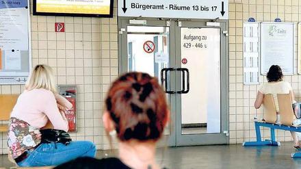Warten auf die neue Zeit. Berlins Behörden, hier das Bürgeramt Kreuzberg, sind auf internationale Kunden selten eingestellt. 