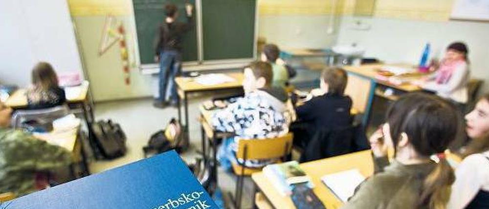 Bilingual. Im Niedersorbischen Gymnasium in Cottbus wird die Sprache der slawischen Minderheit gelehrt.