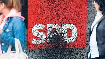 Schwarz gegen Rot. Die SPD-Landeszentrale war Ziel eines linksextremistischen Anschlags. Die Spuren waren auch tagsüber noch zu sehen. Foto: dpa/Maurizio Gambarini