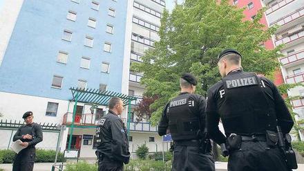 Im Einsatz. Als das Mädchen in Hellersdorf verschwand, suchte die Polizei den Kiez an der Ernst-Bloch-Straße ab. Foto: dpa/Wolfgang Kumm