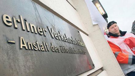 Warnung vor dem Warnstreik. Verdi hat Kampfmaßnahmen bei der BVG schon vorbereitet. Die Gewerkschaft fordert unter anderem ein „Urlaubsgeld“ für ihre Mitglieder. Foto: dpa