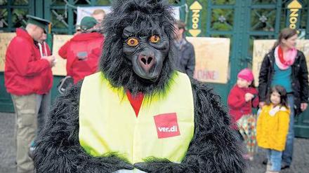 King Kong ist Gewerkschafter. Vorm Zoo am Hardenbergplatz verteilte dieser Warnstreikende im Gorillakostüm Infozettel: „Wir streiken. Die Tiere leiden aber darunter nicht.“