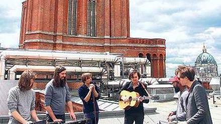 Viel schöner als der Eiffelturm: Die französische Band Phoenix nimmt auf dem Dach des Roten Rathauses ein Akustik-Set auf.