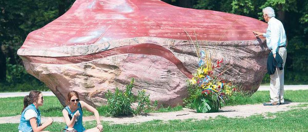 Stein des Anstoßes. Der Künstler Wolfgang Kraker von Schwarzenfeld brachte den Brocken aus Venezuela nach Berlin. Dort wurde er zum nationalen Kulturerbe erklärt. Foto: dpa