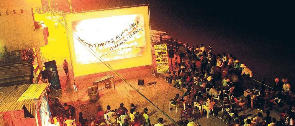Eine mobile Leinwand, ein paar Stühle und mehrere hundert Filme: fertig ist das Festival. 2010 gastierte Moviemiento in Ecuador.