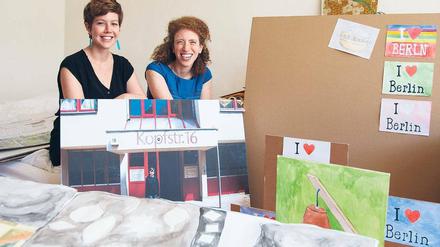 Ursula Moffitt (links im Bild) und Zara Morris porträtieren zehn junge Neuköllner. Das Projekt "Ja, ich wohne hier" entstand auf den Straßen Neuköllns - und im eigenen Wohnzimmer.