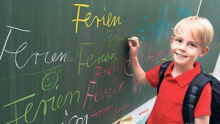 Schöne Schreibübung. Der Drittklässler Paul aus Frankfurt (Oder) freut sich wie viele andere Kinder der Region auf die Freizeit.
