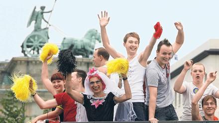 So bunt wie Berlin. Der Christopher Street Day endet heute wieder mit einer großen Party am Brandenburger Tor. Foto: p-a-/dpa