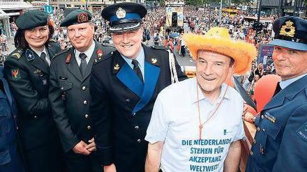 Der niederländische Botschafter Marnix Krop (mit Hut) feiert gemeinsam mit fünf homosexuellen Angehörigen der niederländischen Streitkräfte. Für Mees Soffers (zweite von links) war es eine Premiere: die erste offen als Transgender lebende Soldatin auf dem Berliner Christopher-Street-Day.