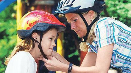 Was für ein Kind gut ist... Bei ihren Kleinen achten Eltern meistens darauf, dass sie beim Fahrradfahren mit einem Helm ausgerüstet sind. Von den Erwachsenen trägt laut einer Umfrage nur jeder Vierte den Kopfschutz. Foto: p-a/gms