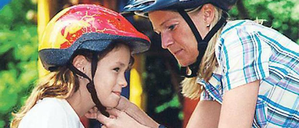Was für ein Kind gut ist... Bei ihren Kleinen achten Eltern meistens darauf, dass sie beim Fahrradfahren mit einem Helm ausgerüstet sind. Von den Erwachsenen trägt laut einer Umfrage nur jeder Vierte den Kopfschutz. Foto: p-a/gms