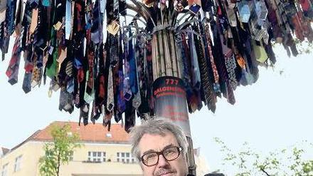 Der Künstler Artus Unival hat am Böhmischen Platz eine Installation aus Krawatten aufgestellt.