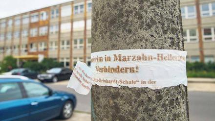 Plakativer Protest. Mit diesem Plakat „Asylbewerberheim in Marzahn-Hellersdorf verhindern!“ wird Stimmung gemacht.Foto: Hanschke/dpa