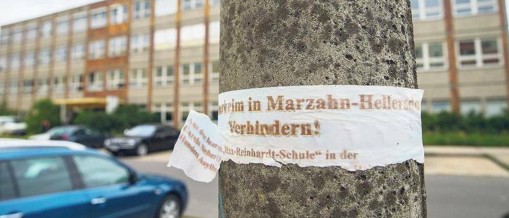 Plakativer Protest. Mit diesem Plakat „Asylbewerberheim in Marzahn-Hellersdorf verhindern!“ wird Stimmung gemacht.Foto: Hanschke/dpa