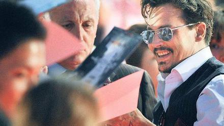 Schriftkünstler. Schon bei der Premiere in Tokio war Johnny Depps Autogramm hochbegehrt. Vor dem Cinestar am Potsdamer Platz dürfte dies kaum anders werden. Schon am Freitagvormittag versammelten sich dort die Fans. Foto: AFP