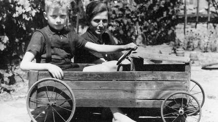 Auf dem Holzweg. Die Ausstellung mit Alltagsfotos aus 160 Jahren zeigt, dass Mobilität seit jeher Kinder fasziniert. Dieses Familienfoto stammt aus den 1950er Jahren.