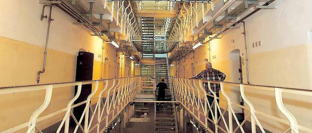 Eingeschlossen. In deutschen Gefängnissen, hier in Tegel, sind zu lebenslang Verurteilte durchschnittlich 19,9 Jahre inhaftiert. 