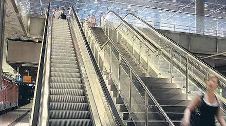 Beförderungshilfe. Nicht überall funktionieren die Rolltreppen so gut wie hier am Potsdamer Platz. Fahrgäste von BVG und S-Bahn beklagen sich über Ausfälle. 