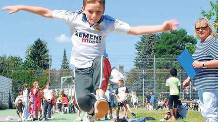 Allein auf dem Sprung. An vielen Berliner Schulen werden Jungen und Mädchen im Sportunterricht getrennt. 