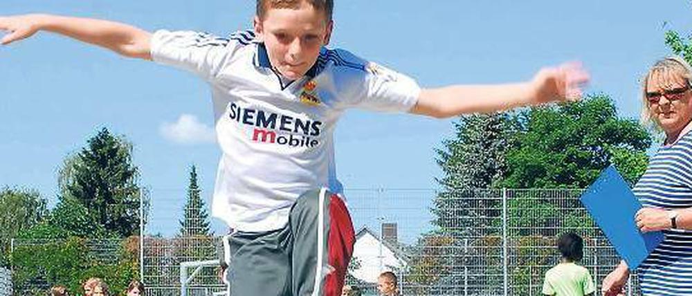 Allein auf dem Sprung. An vielen Berliner Schulen werden Jungen und Mädchen im Sportunterricht getrennt. 