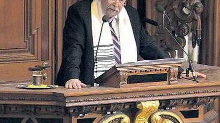 Seltener Gast. Rabbiner Henry Brandt predigt auf der Kanzel im Dom. Foto: B. Kietzmann