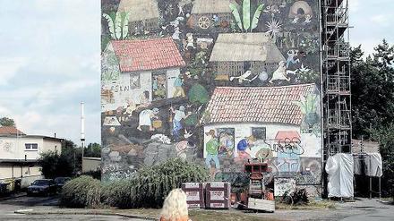 Indio-Dorf für Lichtenberg. „Nicaragua“ heißt die Fassaden-Malerei - hier noch im Original, anno 2004. Foto: Kai-Uwe Heinrich