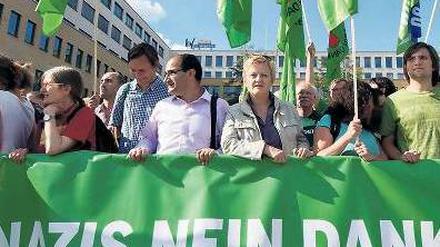 Gegenbewegung. Auch die Grünen formierten sich gestern in Hellersdorf auf dem Alice-Salomon-Platz zur Demo, unter ihnen Renate Künast und Özcan Mutlu. Foto: dpa