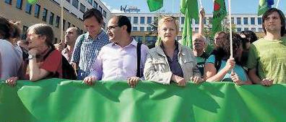 Gegenbewegung. Auch die Grünen formierten sich gestern in Hellersdorf auf dem Alice-Salomon-Platz zur Demo, unter ihnen Renate Künast und Özcan Mutlu. Foto: dpa