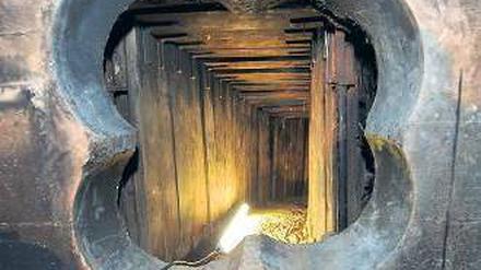 Original. Der Steglitzer Tunnel, entdeckt im Januar, war ausgeklügelt gegraben. Die Täter entkamen unerkannt – und reich. Fotos: dpa