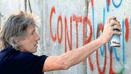 Immer an der Wand lang. Pink-Floyd-Mitbegründer Roger Waters hier noch bei einem Protest an der West-Bank-Mauer. Foto: AFP