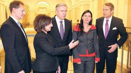 Am 28. November 2011 stellte Klaus Wowereit nach einer Sitzung der SPD-Gremien die Damen und Herren vor, die im rot-schwarzen Senat den Dienst antraten. Zweite von rechts: Sandra Scheeres.