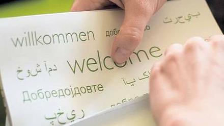 Die Helfer schrieben den Flüchtlingen Briefe in ihren Landessprachen.