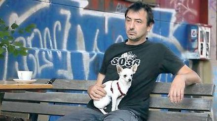 Ein Mann, ein Hund: Frank Di Leo will die Hundesteuer abschaffen. 