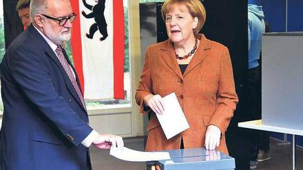 Merkels Stimme. Wahlvorstand Rüdiger Reich entgeht nichts.