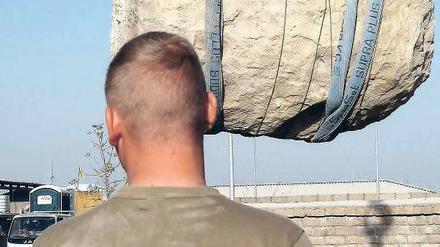 Von Kundus nach Geltow. Bundeswehrsoldaten verladen in Afghanistan den Gedenkstein. Er soll Teil des Ehrenhains in der Tresckow-Kaserne werden. Fotos: dpa