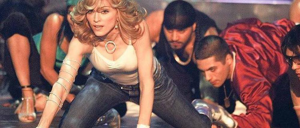 Mit Außenrolle. Madonna turnt an – zur Eröffnung ihres Fitnessstudios in Zehlendorf. Ob sie sich dann so fit wie bei der Performance bei ihrem Song „Hung up“ zeigt? Foto: Wittek/dpa